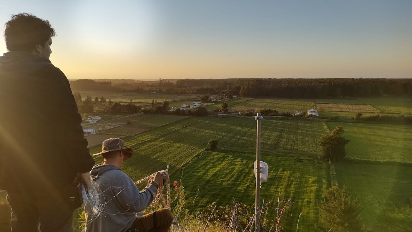 Equipo nora trabajando en terreno al atardecer, con antena instalada