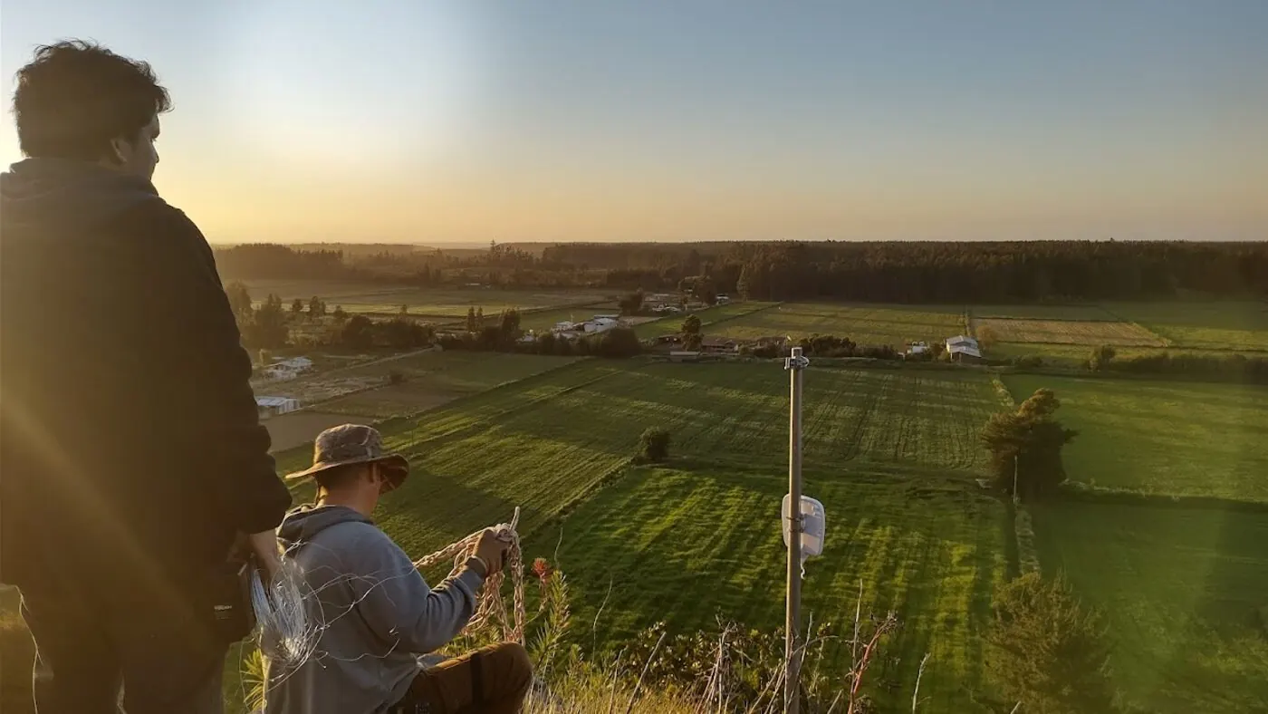 Equipo de nora trabajando en terreno al atardecer