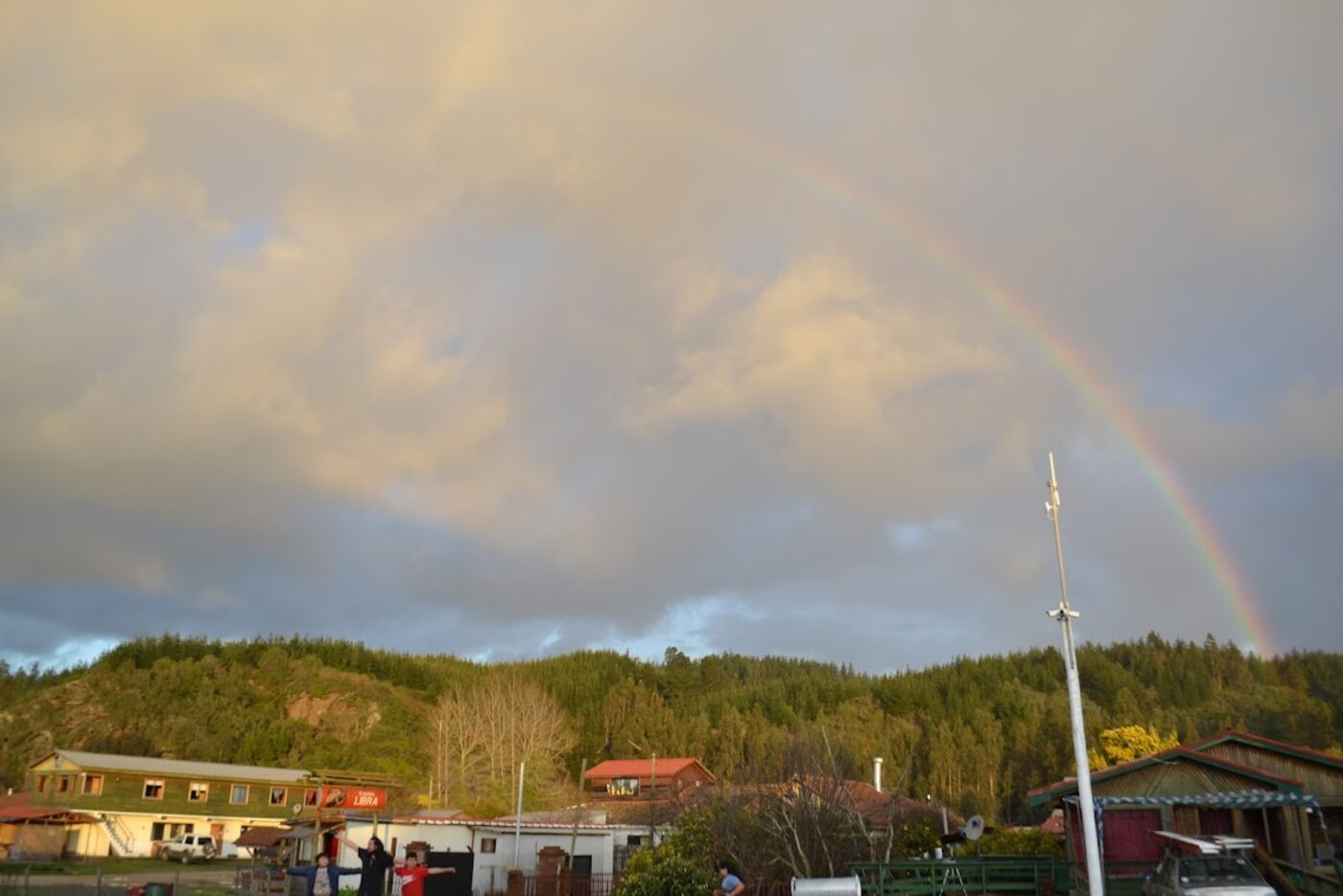Instalación nora con arcoíris doble sobre Constitución