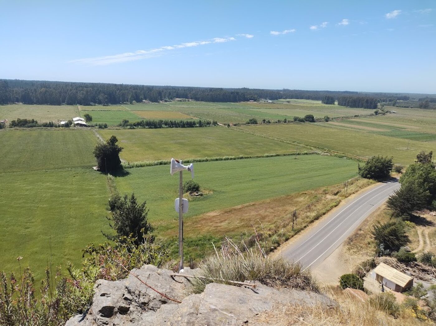 Antena nora instalada en paisaje rural del corredor costero